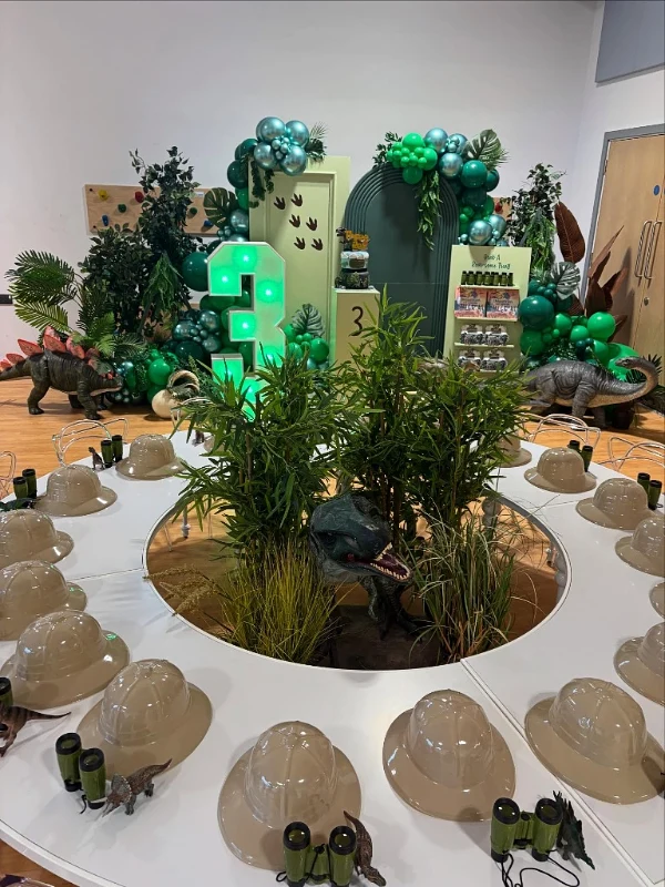 Explorer Safari Table and Jungle Backdrop