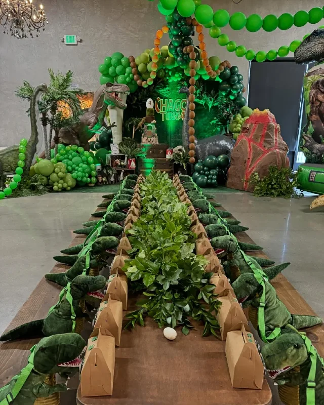 Jungle Feast Banquet Table