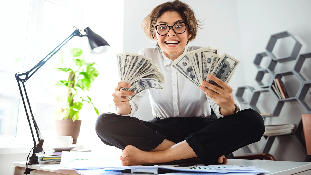 How I Made My First $1,000 Selling Decor Ideas Instead of Products