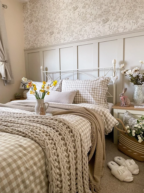 Gingham Bedding with Daffodils