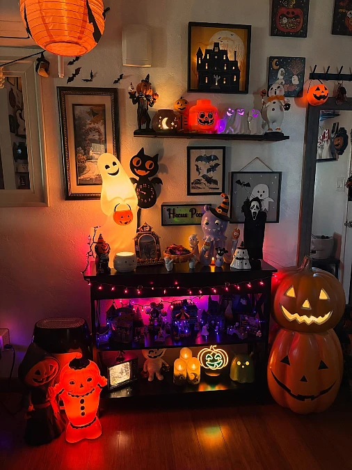 Glowing Halloween Shelf Display