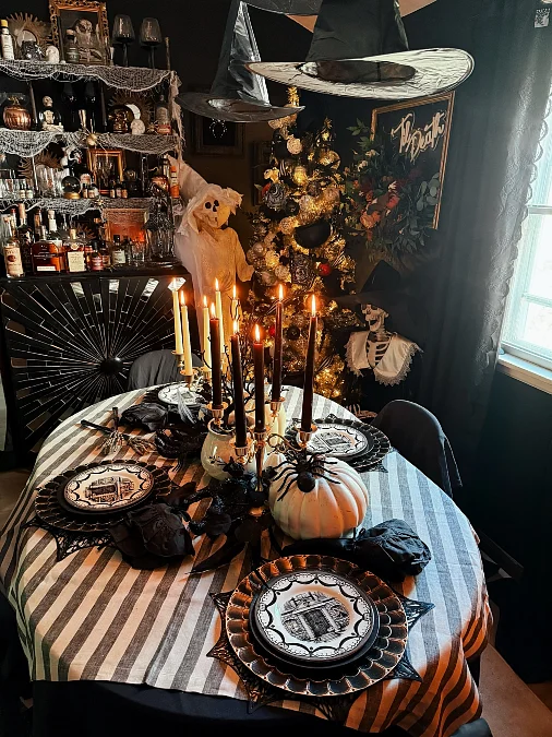Striped Gothic Candlelight Table